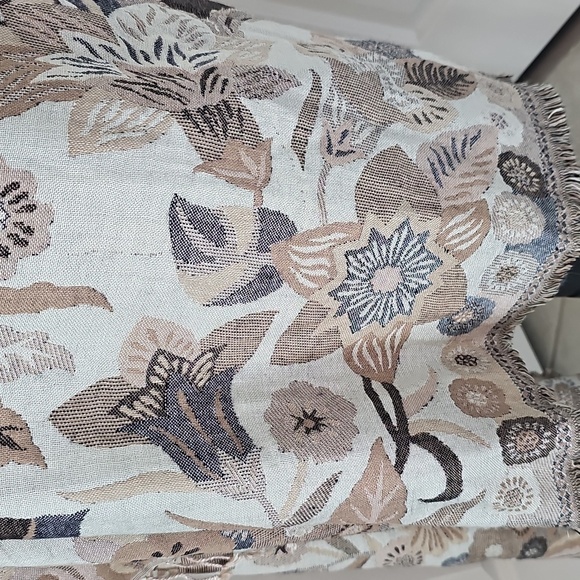 NWT Vince Camuto Beige Floral Scarf with Fringe - Picture 5 of 16